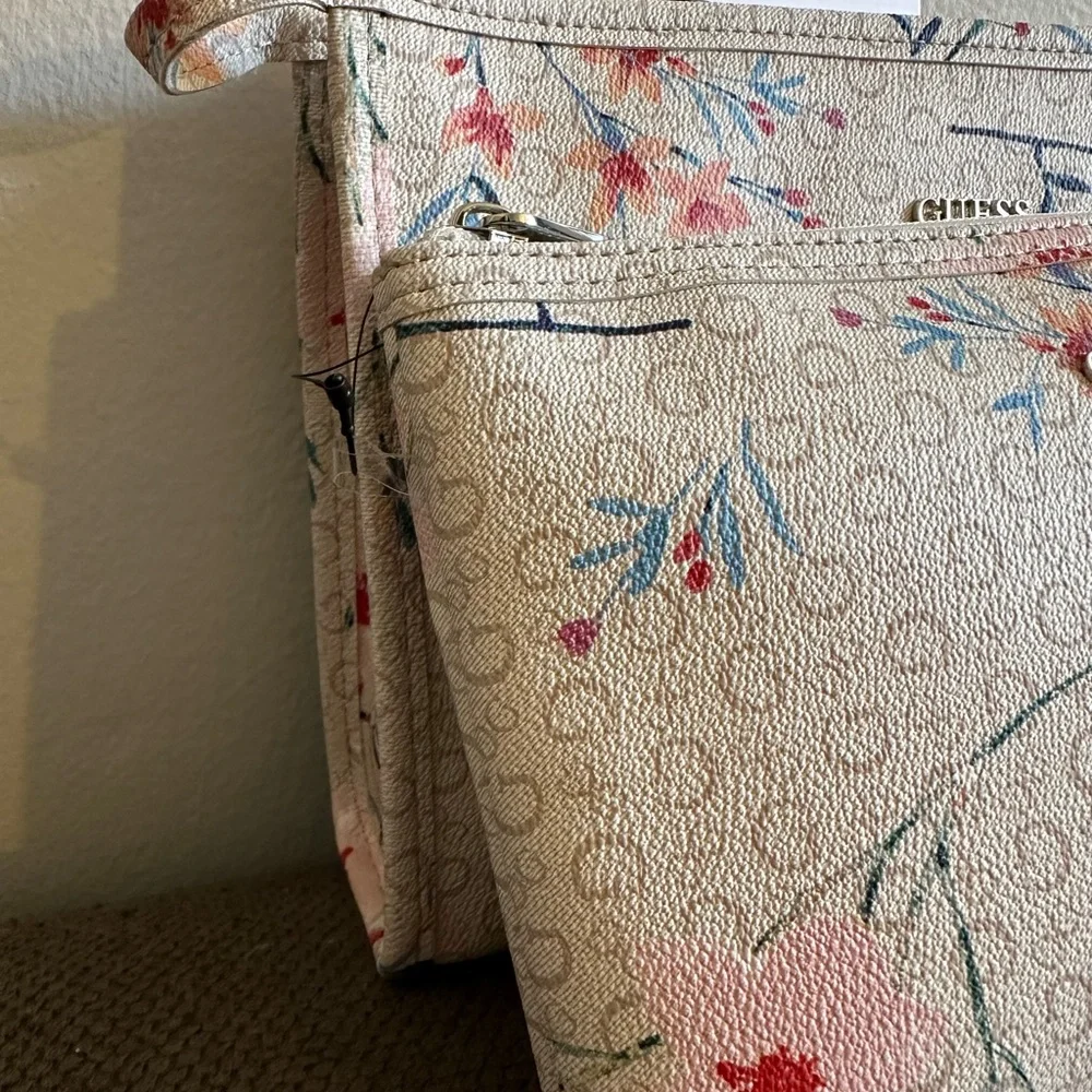 Guess 2-Piece Cosmetic Travel Essential Bags Floral Cream Women's Bag Set NEW - Picture 6 of 9